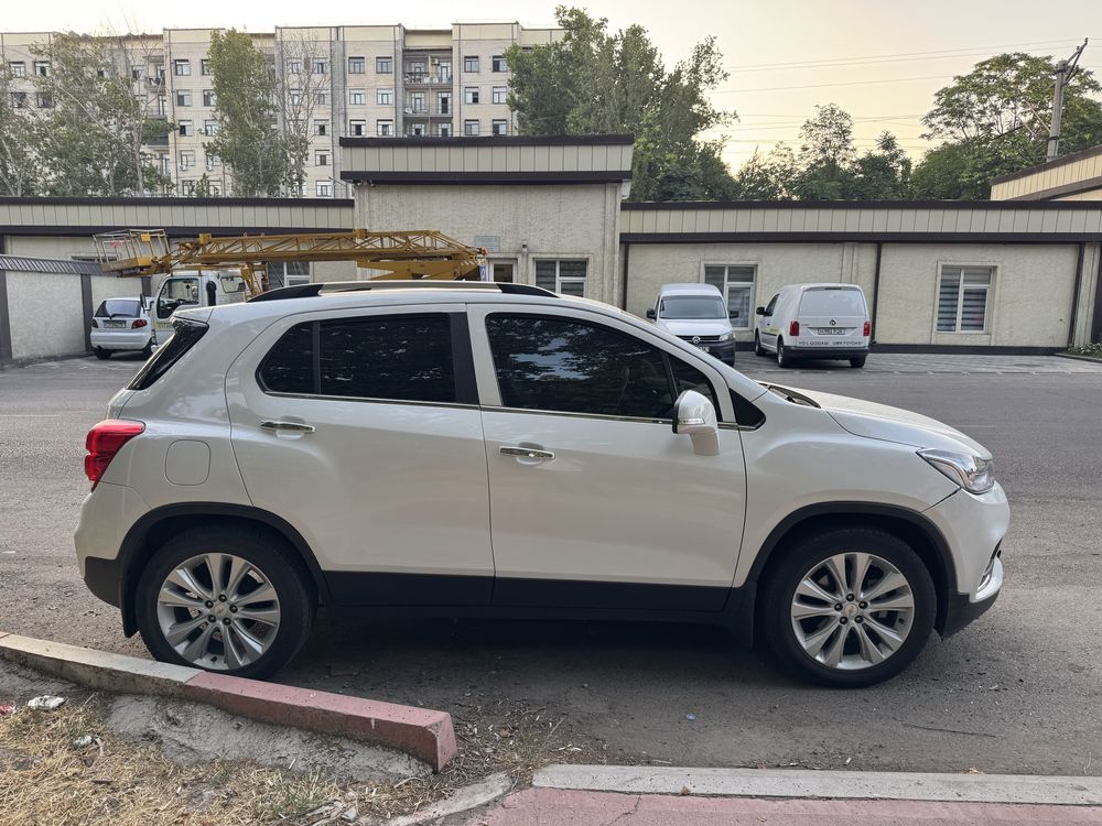 Tracker 1  sotiladi