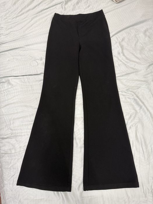 Чёрные штаны клёш на резинке, удобные и стильные