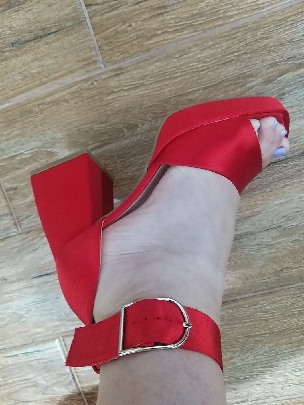 Sandale rosii noi