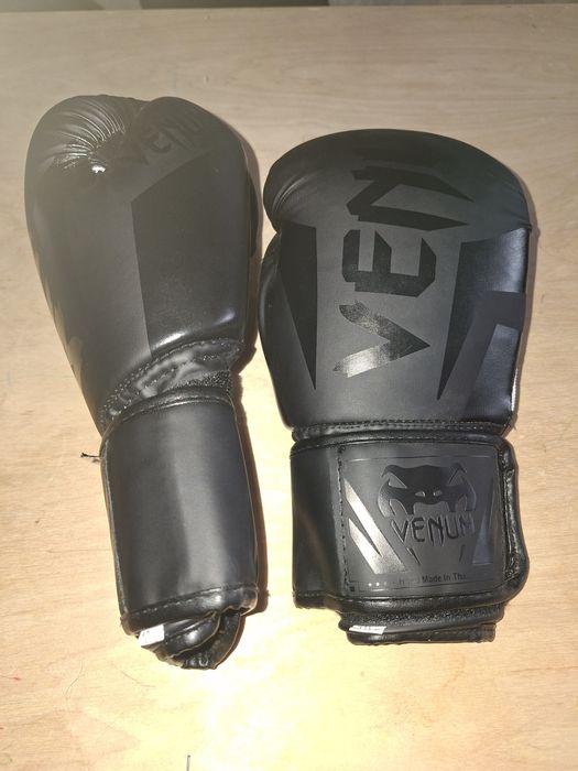 Боксерские перчатки VENUM 10 унции