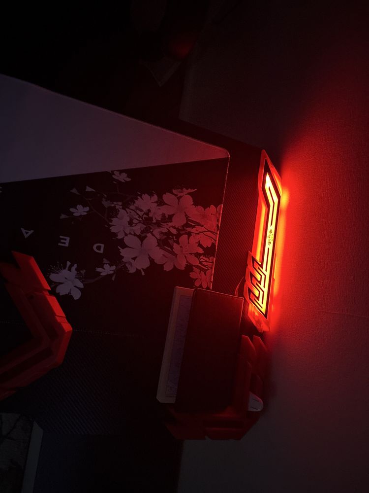 Продаю игровой стол с игровым креслом комплект