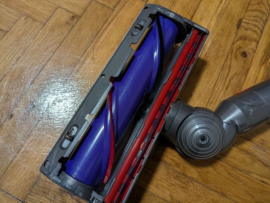 Продавам отлична прахосмукачка Dyson V8 с добра батерия и аксесоари