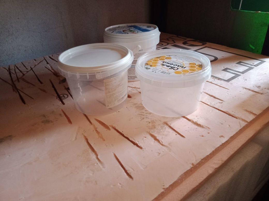 Пластиковые ёмкости из под мёда и майонезов.