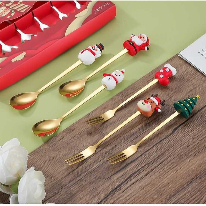 Set 4 Tacâmuri Crăciun – Linguri & Furculițe Aurii cu Figurine