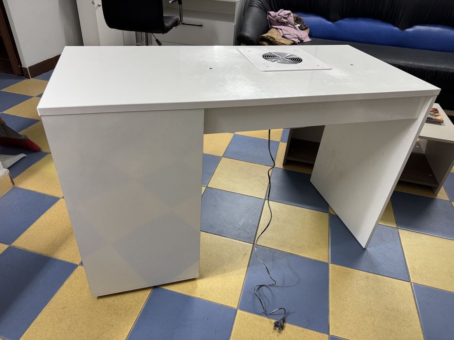 Masa manichiura cu aspirator