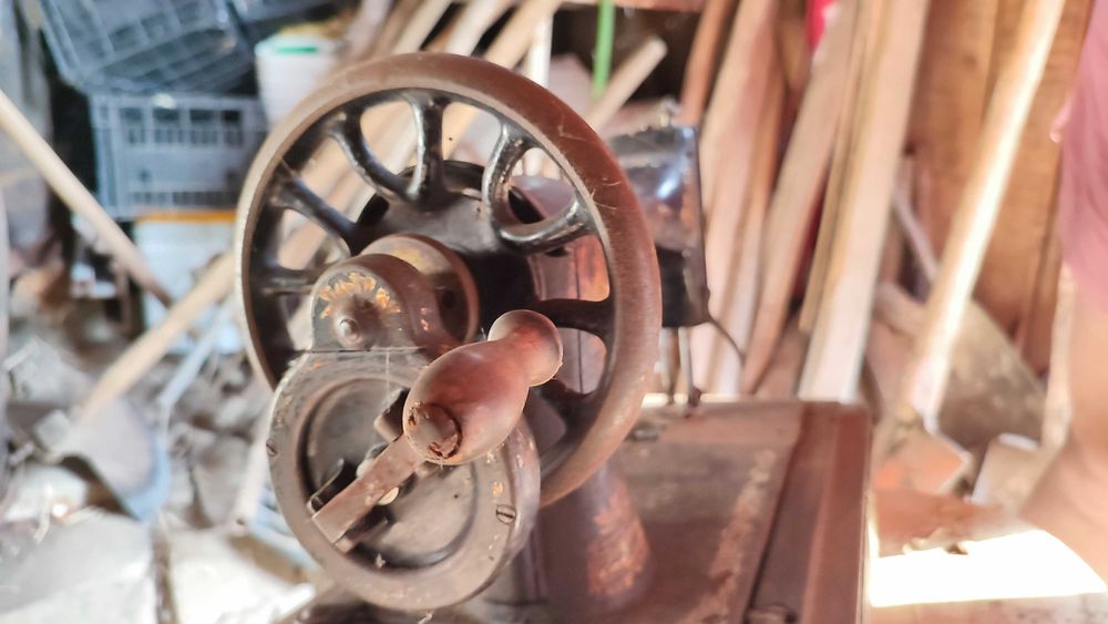 Антикварна ръчна машина за шиене.