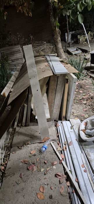 Ишлатилган чугун ванна, тахта эшиклар