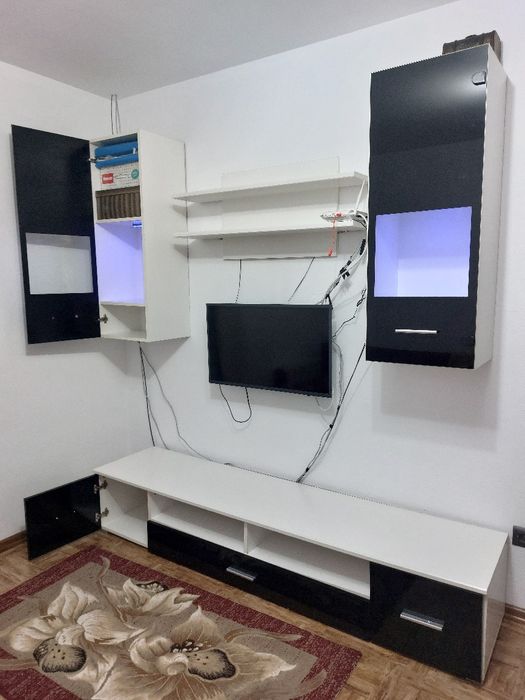 Mobila living cu corpuri suspendate iluminate