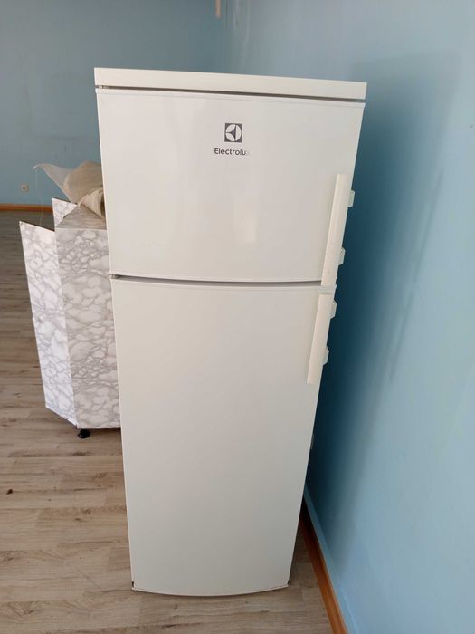 Хладилник с горна камера ELECTROLUX
