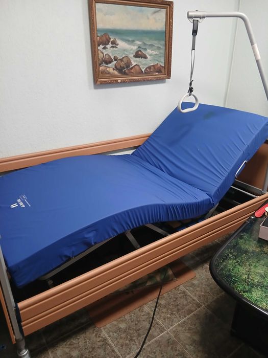 Легло за болни,инвалиди,много удобно за ползване,механично управление