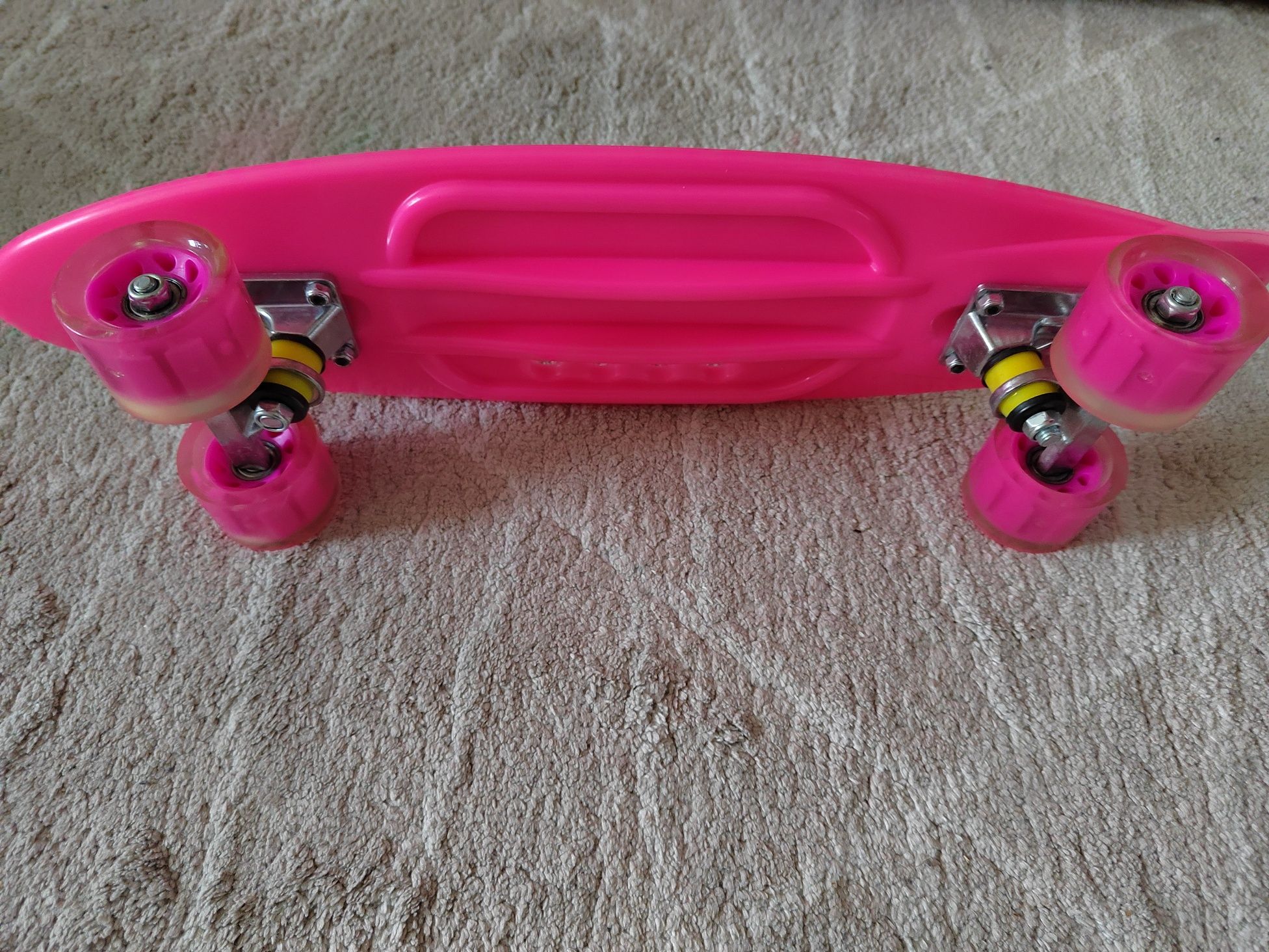 Пени борд - малък скейтборд за момиче