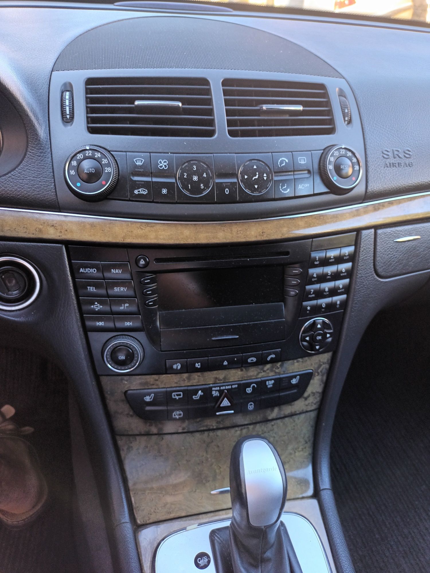 Продавам Мерцедес Е 320 CDI.