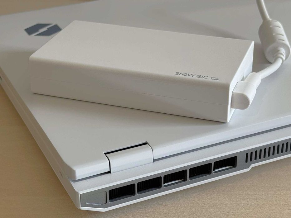 Бартер!МОЩЕН! 300hz/ 16 Ядрен Ryzen 9 / RTX 5060 / WQXGA