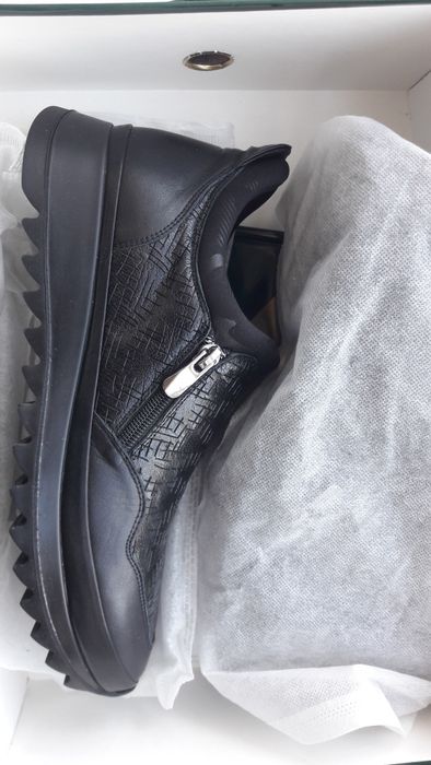 Предлагаем вам обувь.