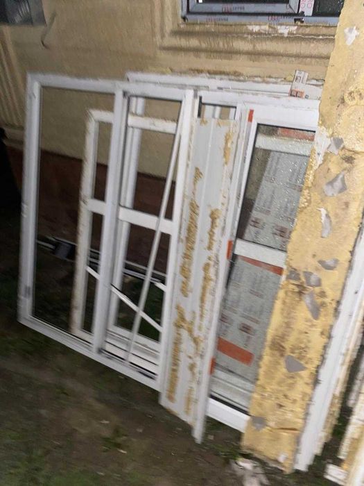 Пластиковые окна б/у в хорошем состоянии, белого цвета. Размер 165×150