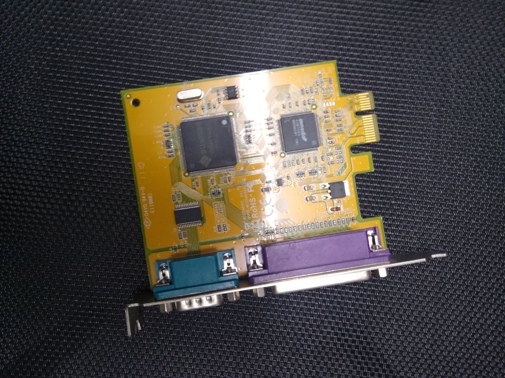 Placa adaptor PCIE la DB9 și DB25
