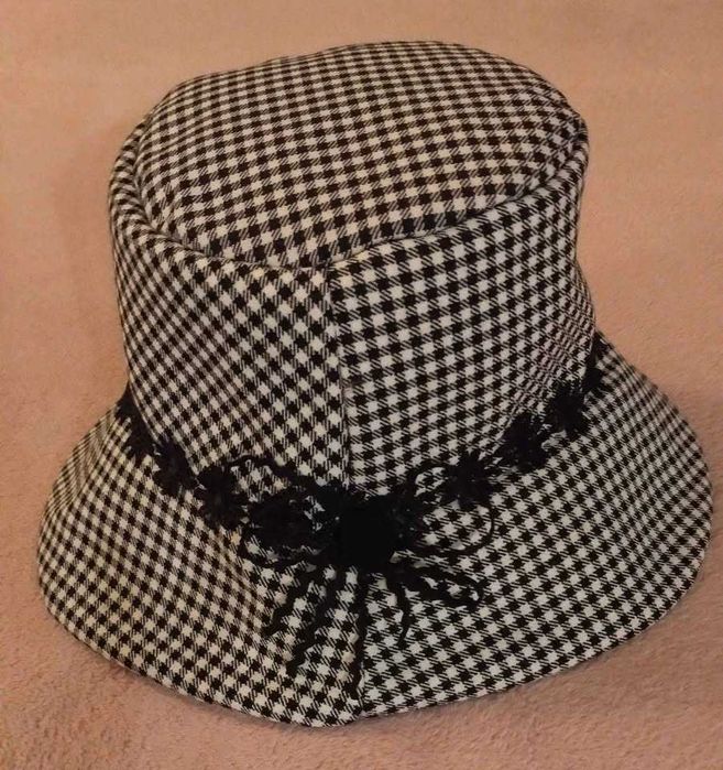 Дамска шапка пепит