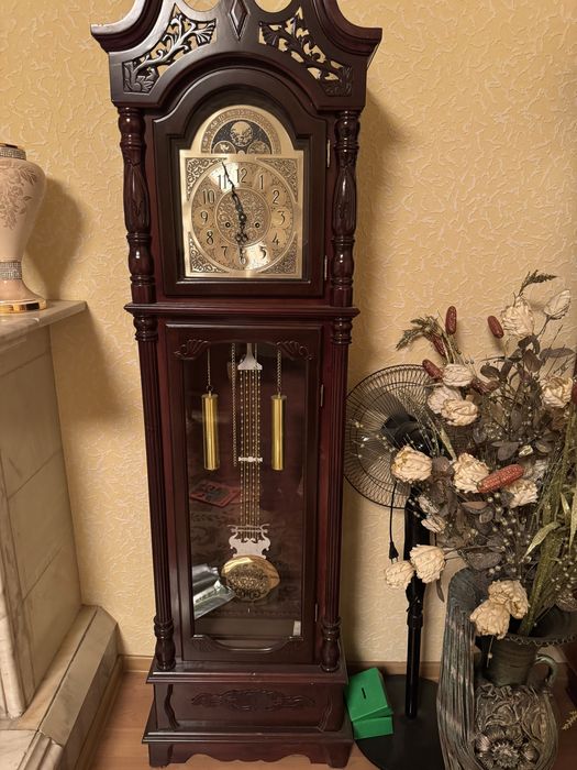 Продаю Италянский Мебел, серван, тумбик и мебельные часы.