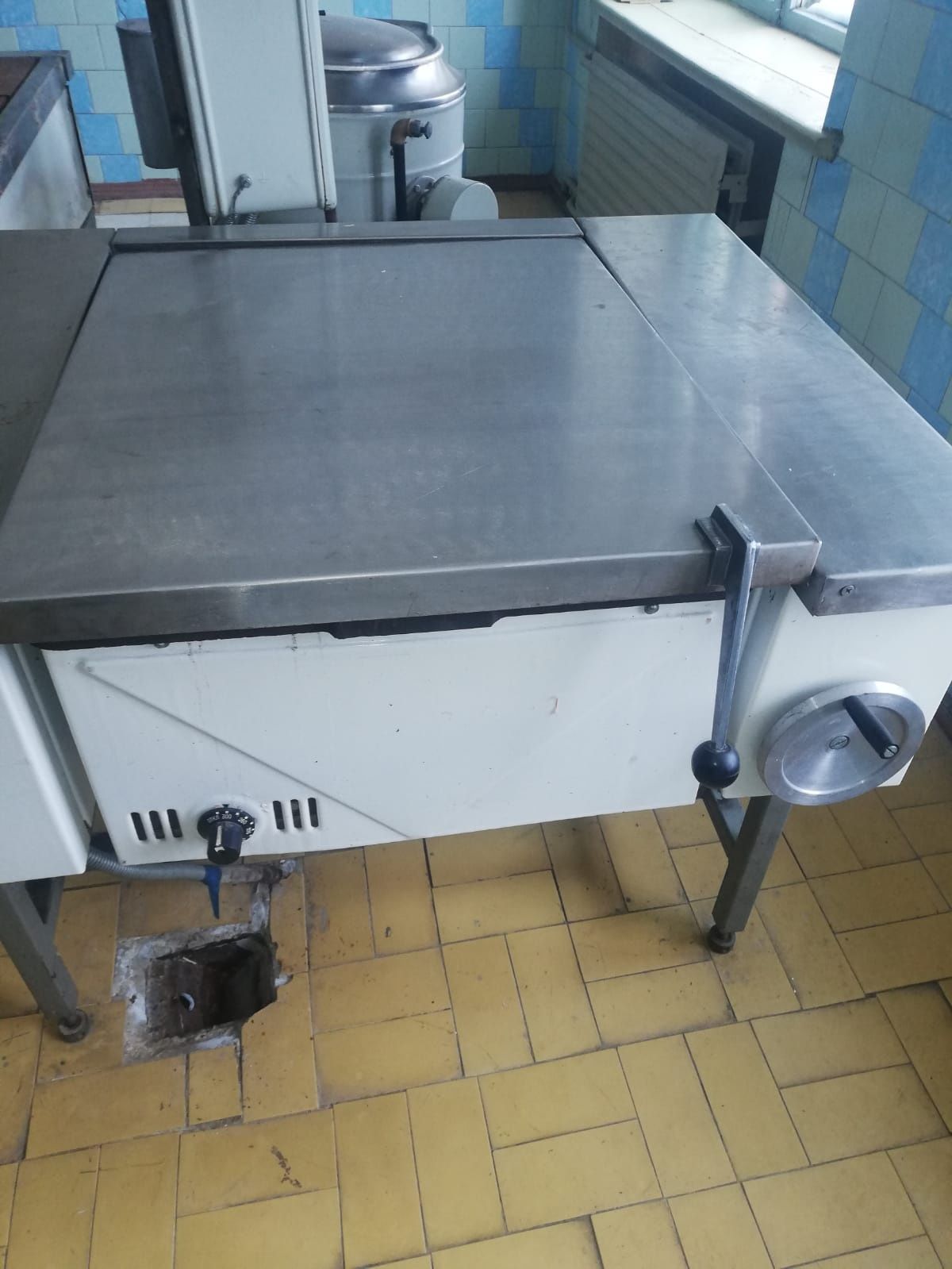 Продам инвентарь для столовой и кухни бу