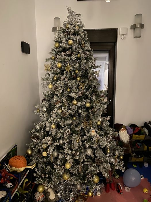 Brad artificial DeLux cu zapada/conuri 240 cm