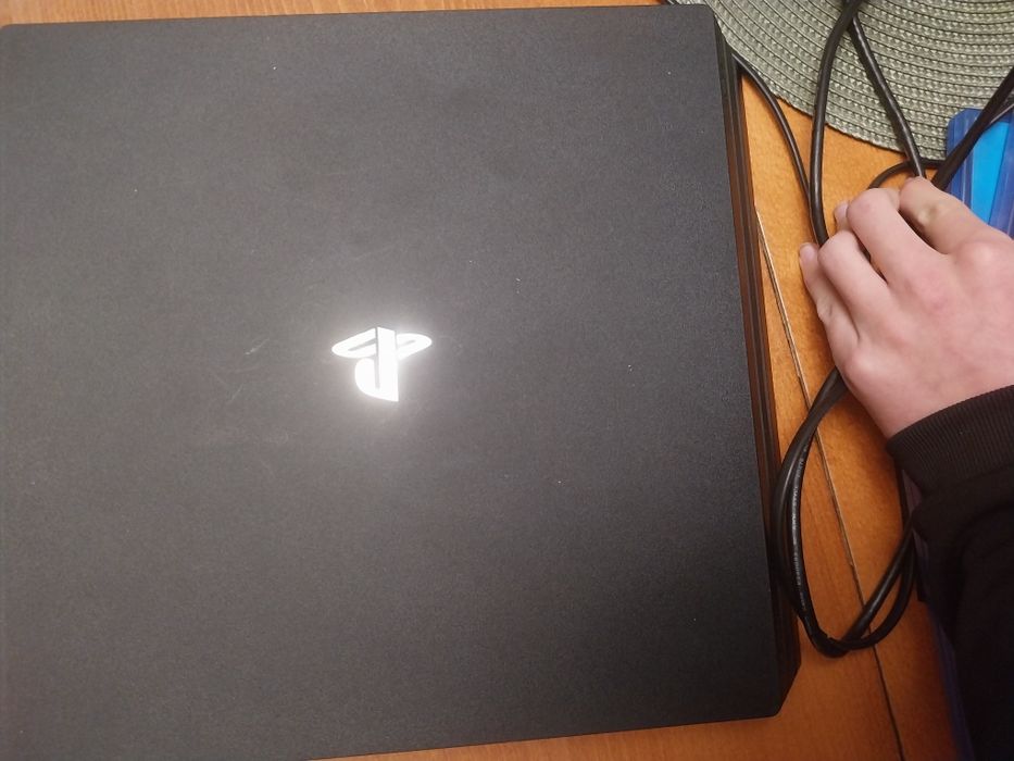 Продавам PlayStation 4 pro 1 TB