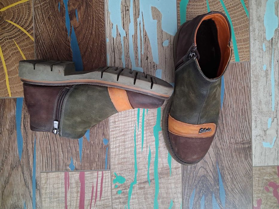 Дамски боти (кларкове) от естествен набук в зелено и кафяво