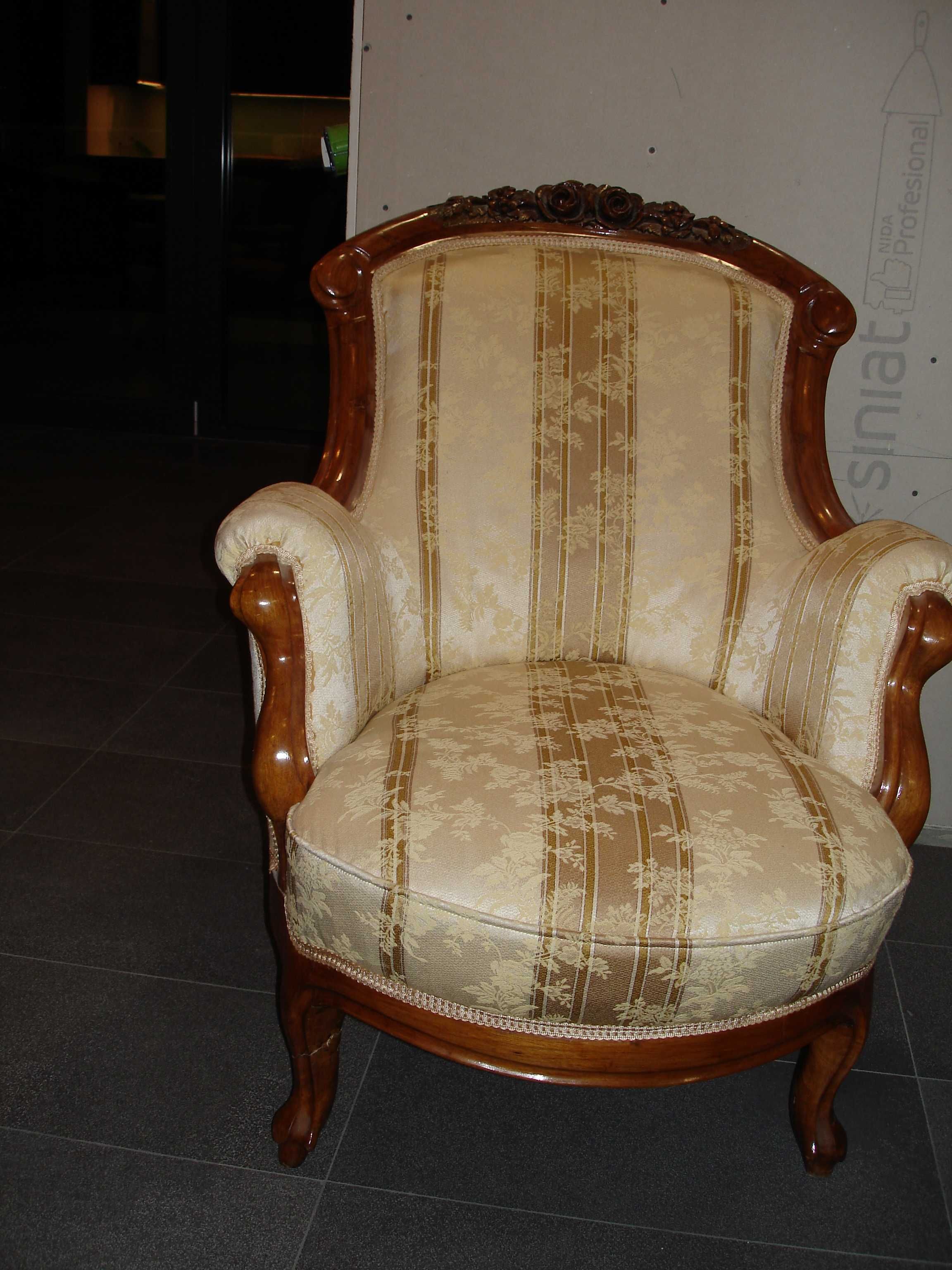 2 Fotolii stil Biedermeier , lemn solid sculptat , foarte frumoase.
