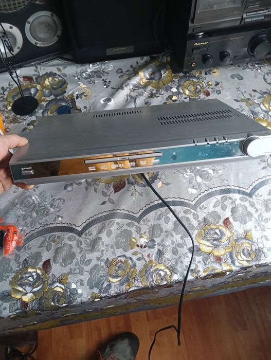 Vând dvd player cu statie incorporata in el