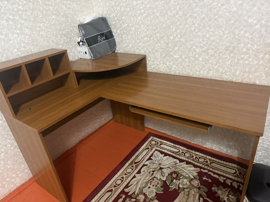 Парта или стол для компьютера