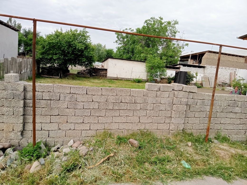 Yer sotiladi srochniy, razmer 14.5x20 metr  narxi sotigi 13000$dan