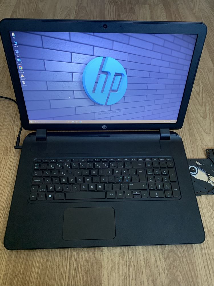 Laptop Hp Slim display mare 17,3 led,8gb ram,SSD 130gb m,cu incarcator