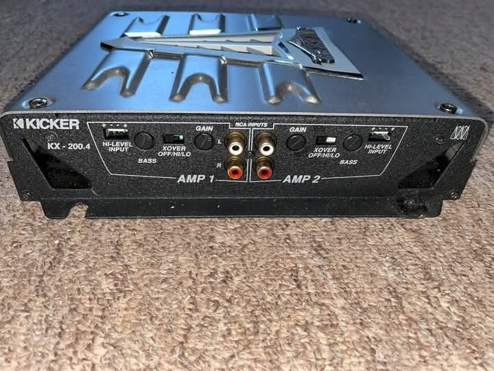 Vând CD cu televizor și stație amplificator auto
