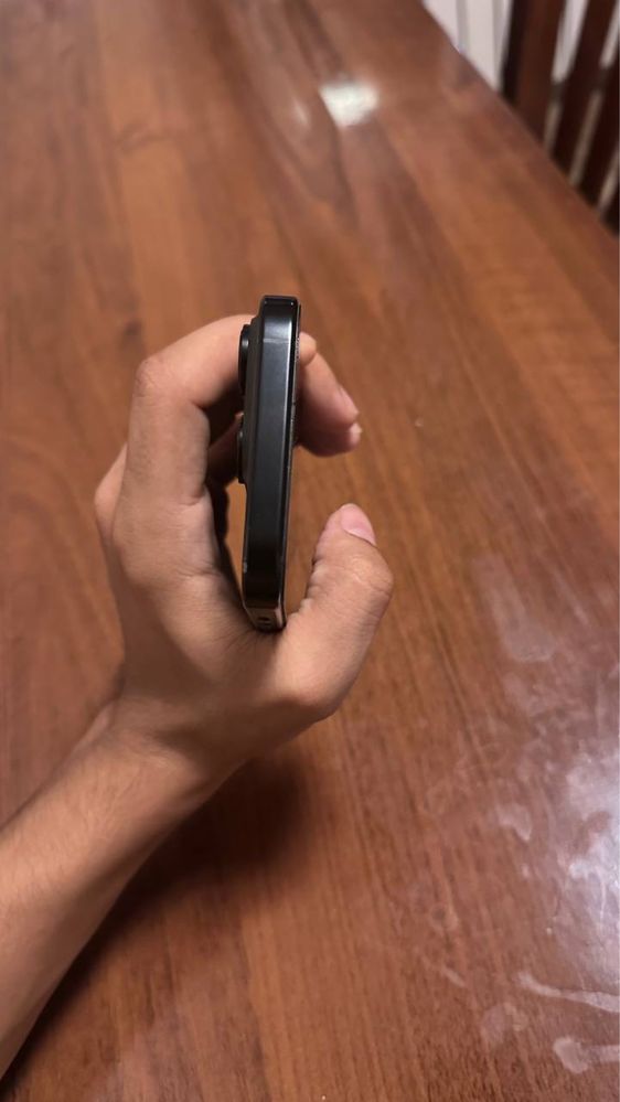 Iphone 16 pro Qora