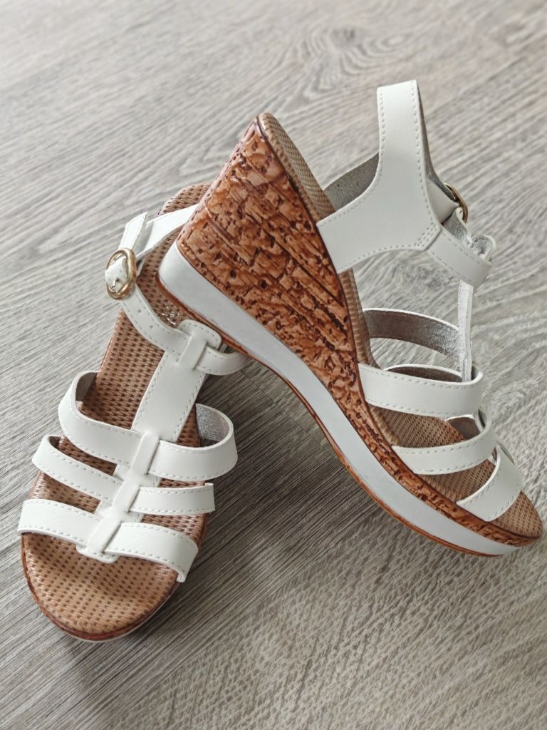 Sandalele cu platforma