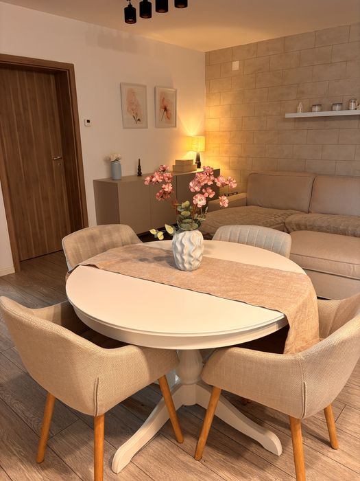 Masă extensibilă IKEA Rosentorp + 4 scaune JYSK Adslev – 1200 lei