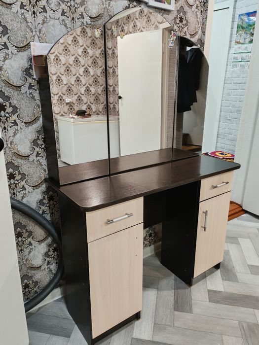 Дамский столик, трюмо