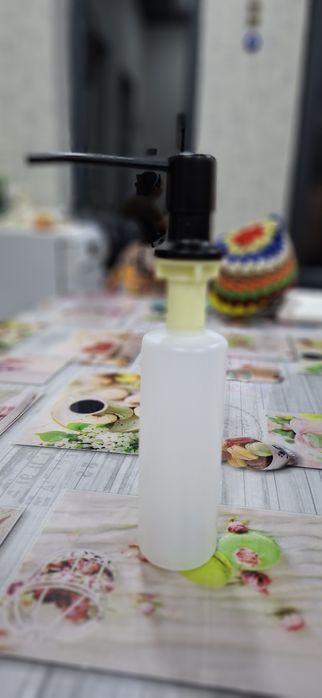 Новый дозатор пластмассовый.