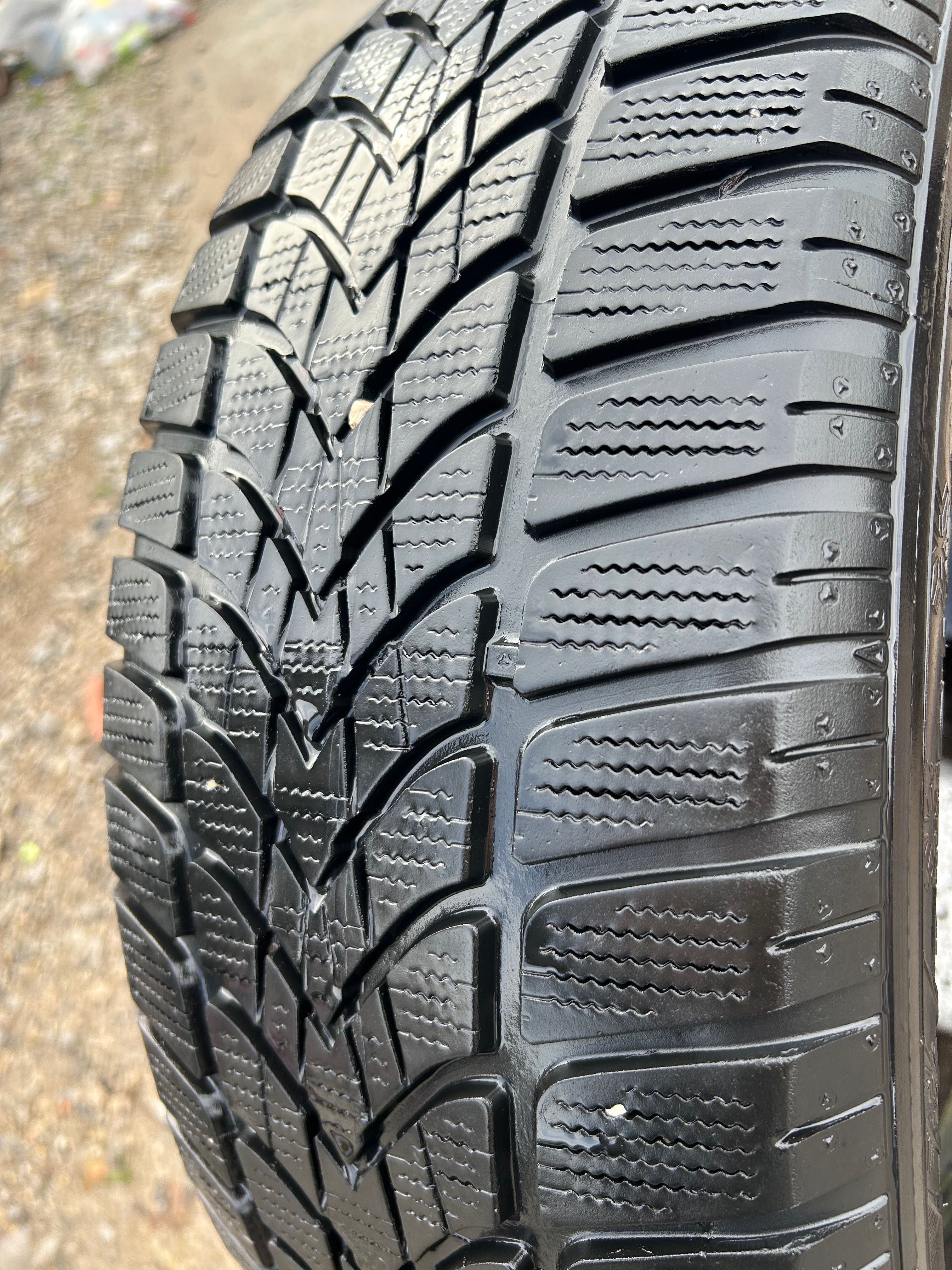 2 зимни гуми Dunlop 215/60/16