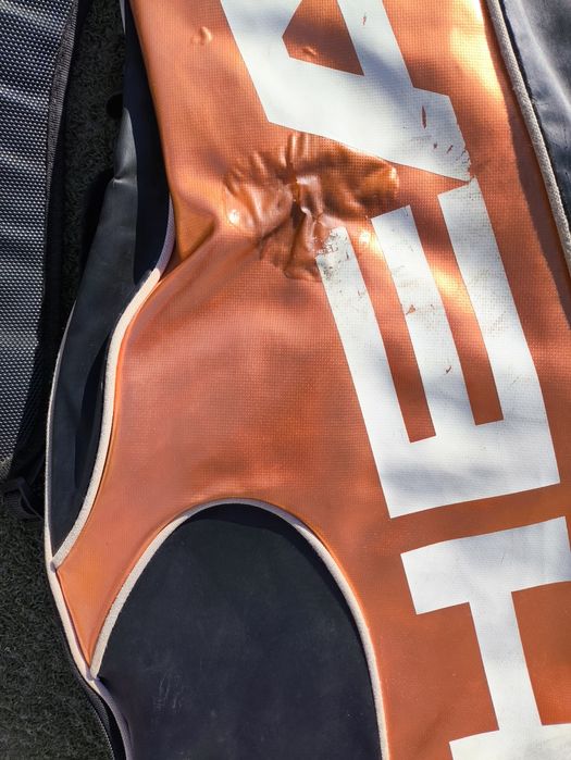 Продавам запазени сакове за тенис на корт.