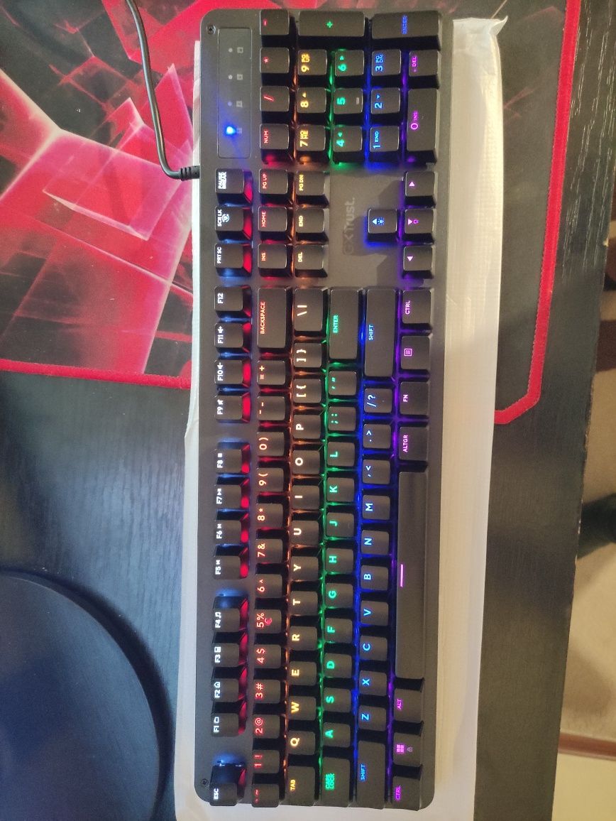 Vând tastatura gaming mecanica RGB.