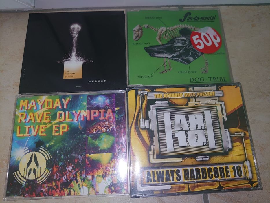 CD uri cu muzică electronică, drum & bass, techno