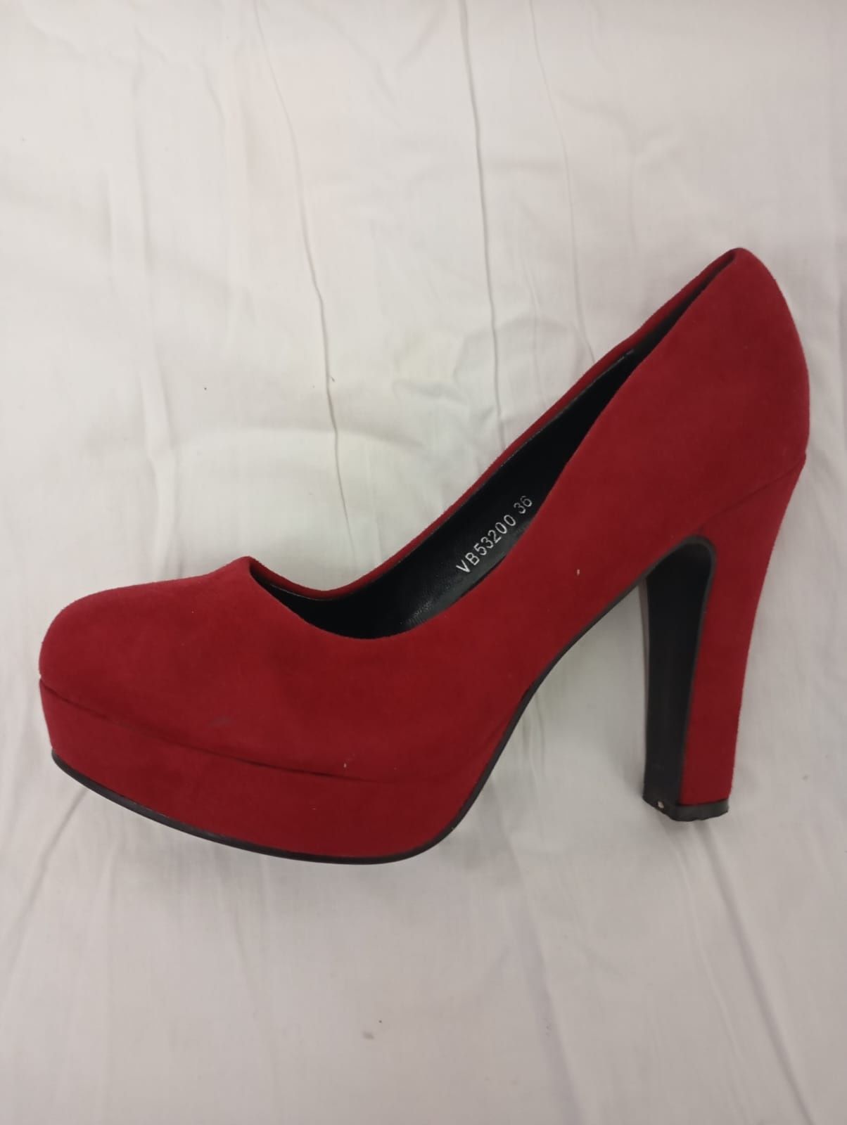 Pantofii scufitei roșii