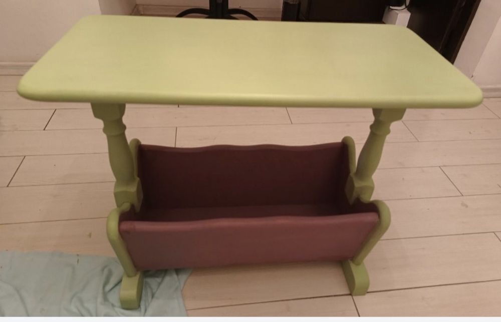 Măsuță din lemn , veselă și viu colorată