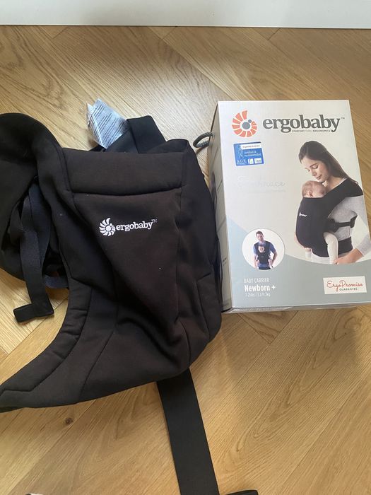 Sistem de purtare/marsupiu Ergobaby Embrace