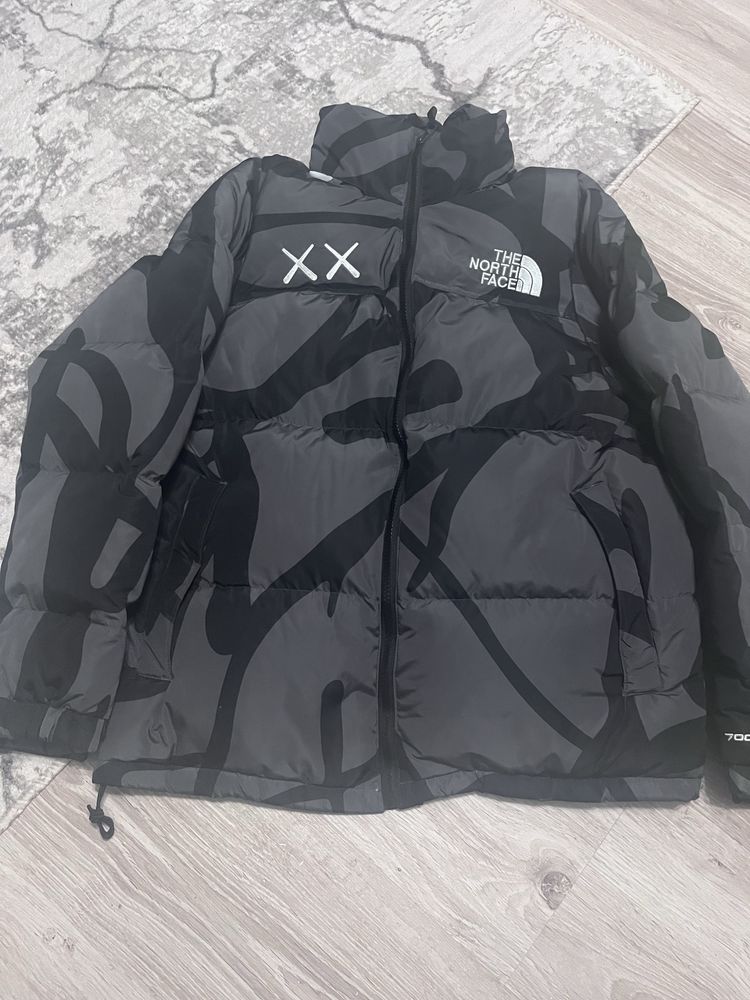 Яке The north face X kaws