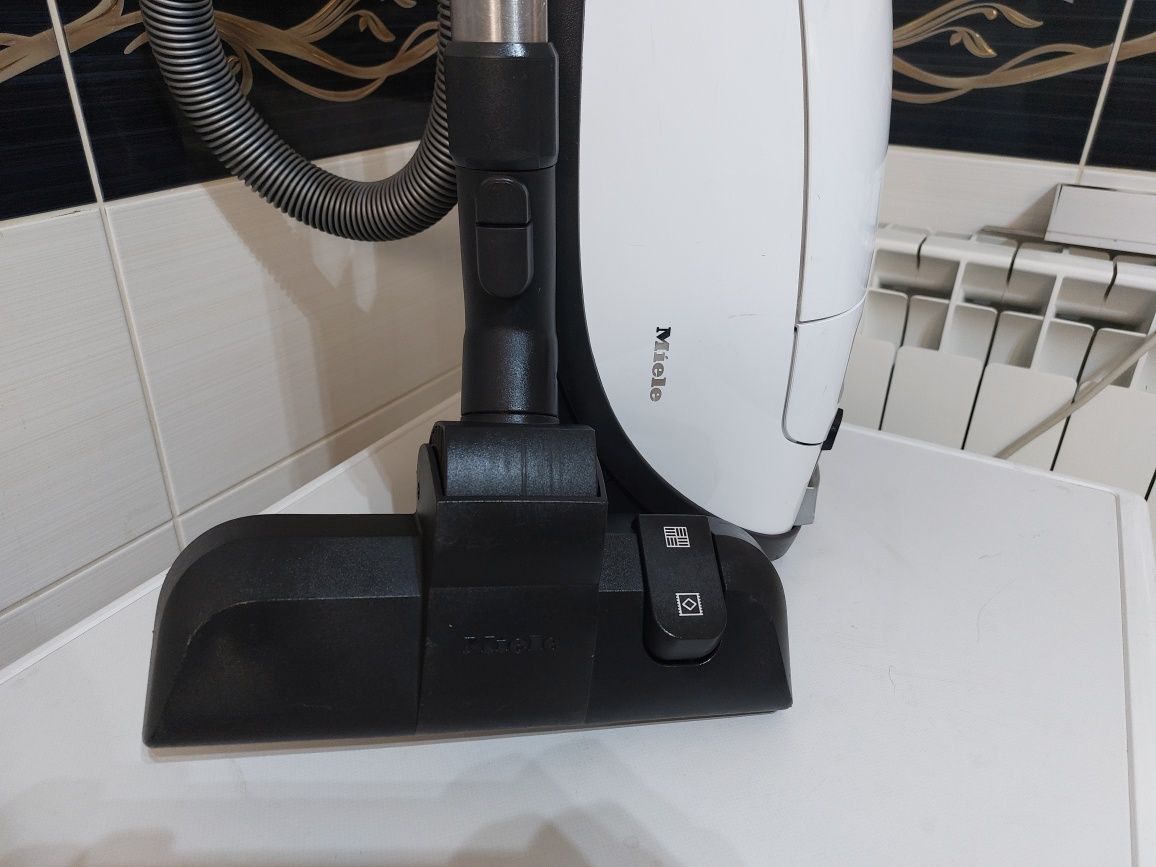 Прахосмукачка Miele Complete C3 Powerline 

Работи перфектно.Супер за