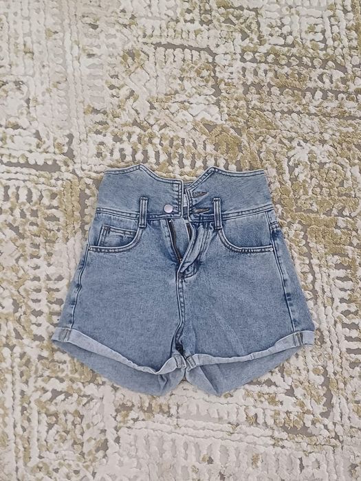 Шорты на девочку ~10 лет. На фото дев 164 см