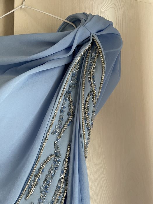 Голубое вечернее платье