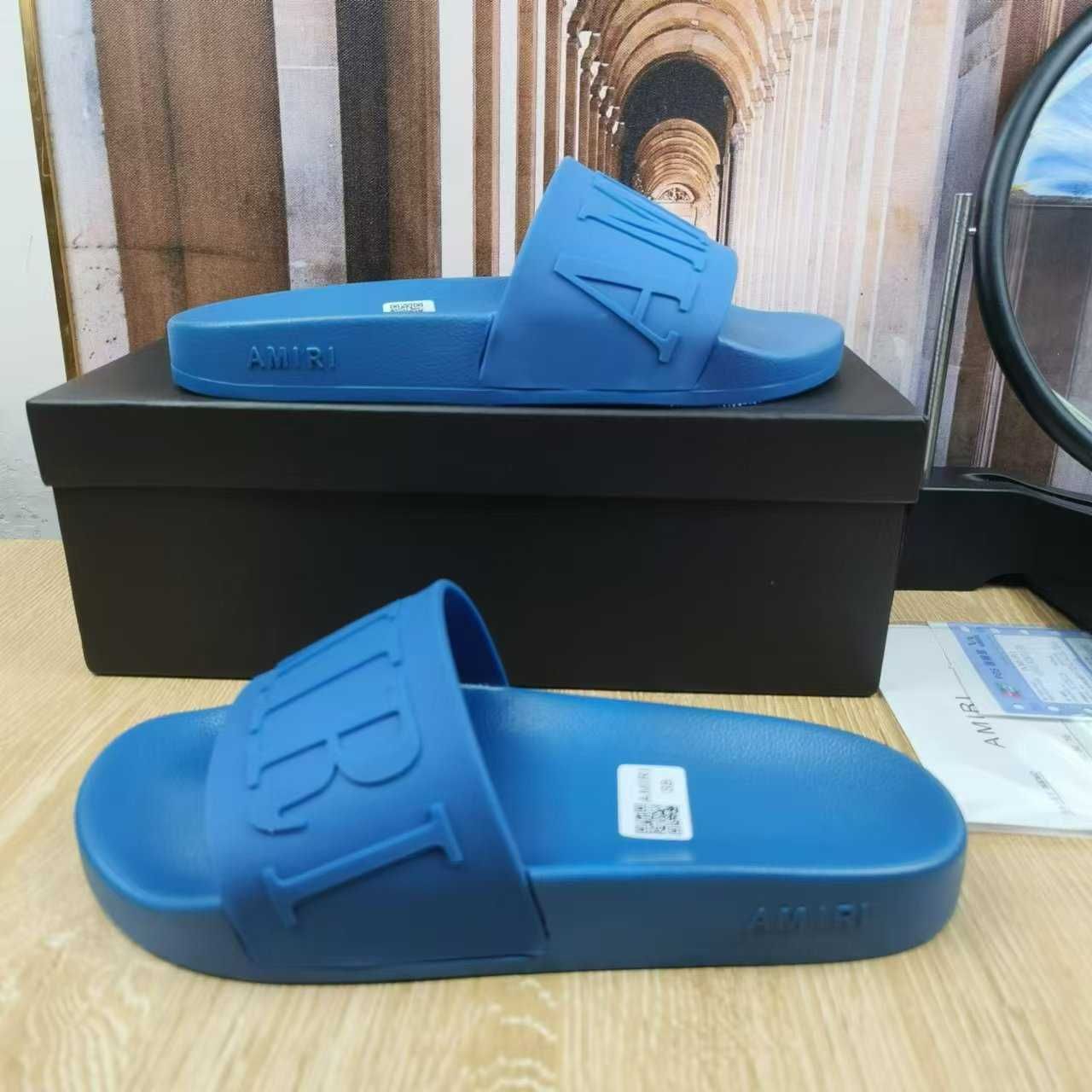 Тапочки от бренда Amiri