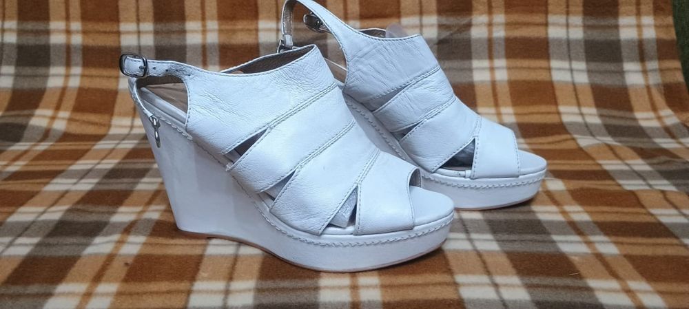 Новые, кожаные. 39рр. Средняя ширина стопы. 6.000 тг.